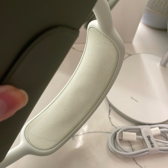 Apple Airpods Max BUNDLE (box, stand,smart case, travel case, headphones) - Picture 7 of 10